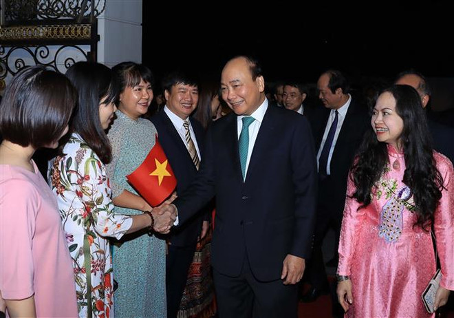 越南政府总理阮春福同旅缅越南人亲切交谈 ảnh 1