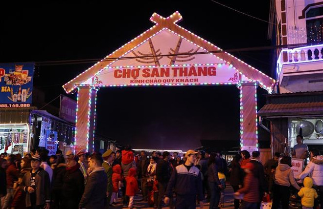 色彩纷呈的三塘夜市成为莱州省的新旅游景点 ảnh 2 色彩纷呈的三塘夜市成为莱州省的新旅游景点 ảnh 2