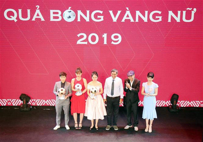 杜雄勇和黄如球员荣获2019年越南金球奖 ảnh 2
