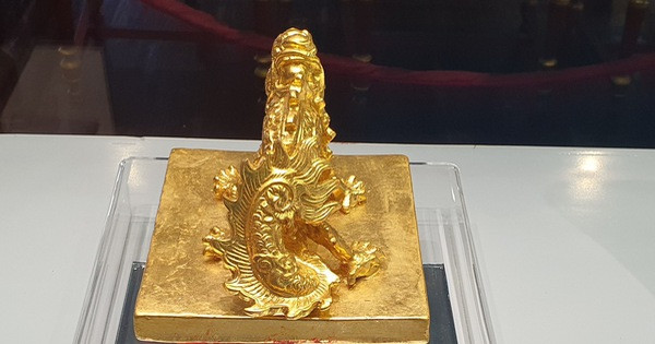 嘉龙皇帝资料文物展在顺化宫廷古物博物馆举行 ảnh 1