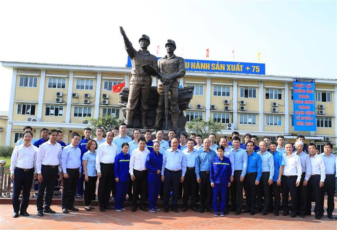 阮春福看望慰问广宁省河林煤矿井下矿工 ảnh 3 阮春福看望慰问广宁省河林煤矿井下矿工 ảnh 3