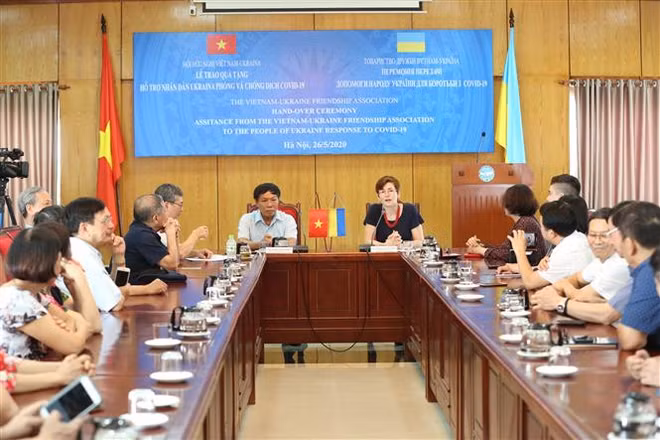 越南向乌克兰人民赠予口罩和现金 用于抗击新冠肺炎疫情 ảnh 2