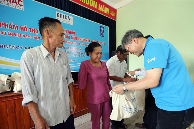 广平和平定两省地雷受害者获得应对新冠肺炎疫情的援助 ảnh 2 广平和平定两省地雷受害者获得应对新冠肺炎疫情的援助 ảnh 2