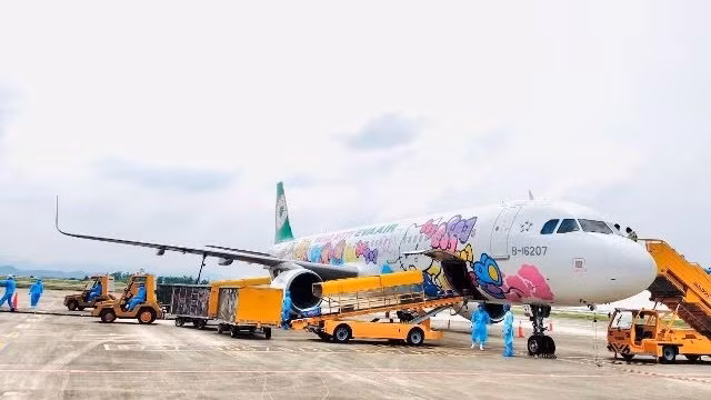 云屯国际机场迎来从中国台湾飞来的第一个航班 ảnh 1