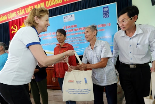 广平和平定两省地雷受害者获得应对新冠肺炎疫情的援助 ảnh 1 广平和平定两省地雷受害者获得应对新冠肺炎疫情的援助 ảnh 1