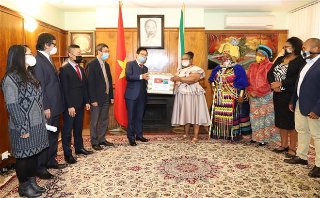 越南驻南非大使馆助力南非人民做好疫情防控工作 ảnh 2 越南驻南非大使馆助力南非人民做好疫情防控工作 ảnh 2