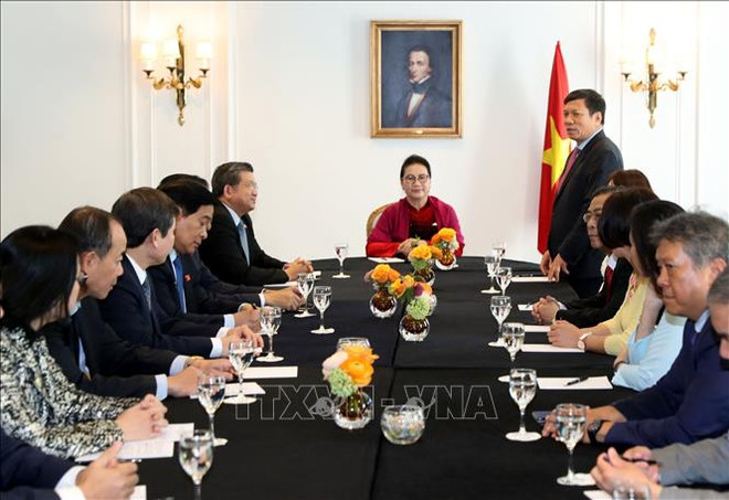 阮氏金银访法:与旅法越南人会面 向胡志明主席塑像献花 ảnh 1 阮氏金银访法:与旅法越南人会面 向胡志明主席塑像献花 ảnh 1