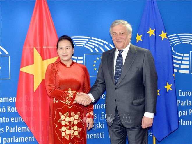 越南国会主席同欧洲议会主席安东尼奥·塔亚尼举行会谈 ảnh 1