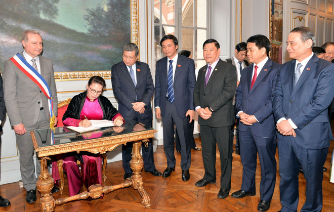 国会主席阮氏金银会见法国图卢兹市市长穆旦克 ảnh 2 国会主席阮氏金银会见法国图卢兹市市长穆旦克 ảnh 2