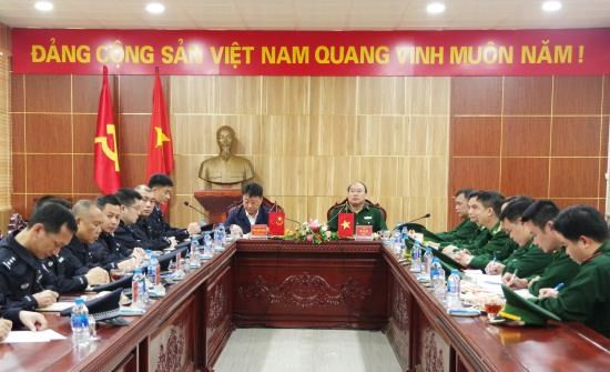 越南谅山省边防部队向中国职能力量移交疑似与高科技犯罪有关的赃物 ảnh 1 越南谅山省边防部队向中国职能力量移交疑似与高科技犯罪有关的赃物 ảnh 1