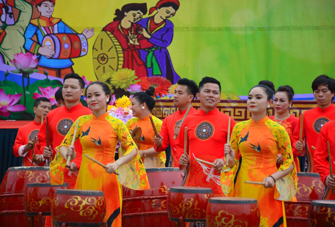 耶府庙会热闹开场 四面八方游客踊跃参加 ảnh 1 耶府庙会热闹开场 四面八方游客踊跃参加 ảnh 1