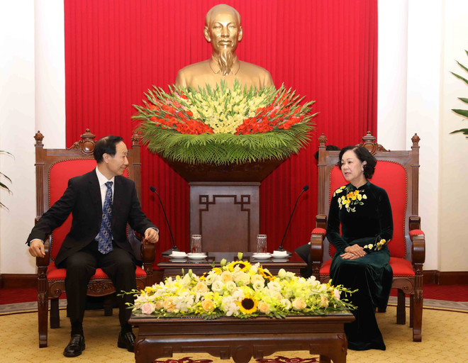 越共中央民运部部长张氏梅会见中国宋庆龄基金会主席王家瑞 ảnh 2