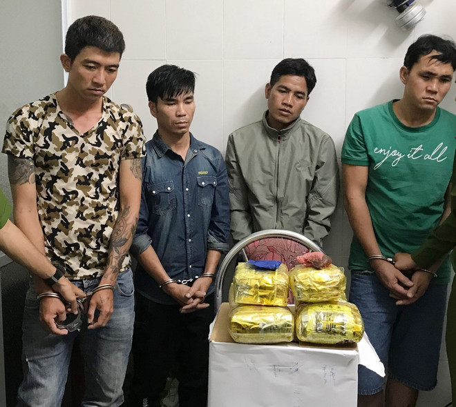 越南公安力量连续查获非法运输和持有毒品的案件 ảnh 2 越南公安力量连续查获非法运输和持有毒品的案件 ảnh 2