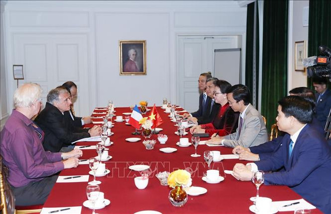 国会主席阮氏金银会见法越友好小组秘书长阿尔尚博 ảnh 2