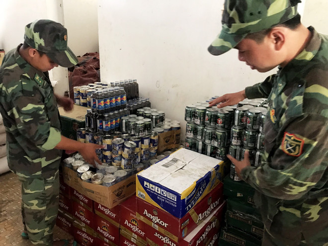 从柬埔寨私运到越南的大量产品被收缴 ảnh 2