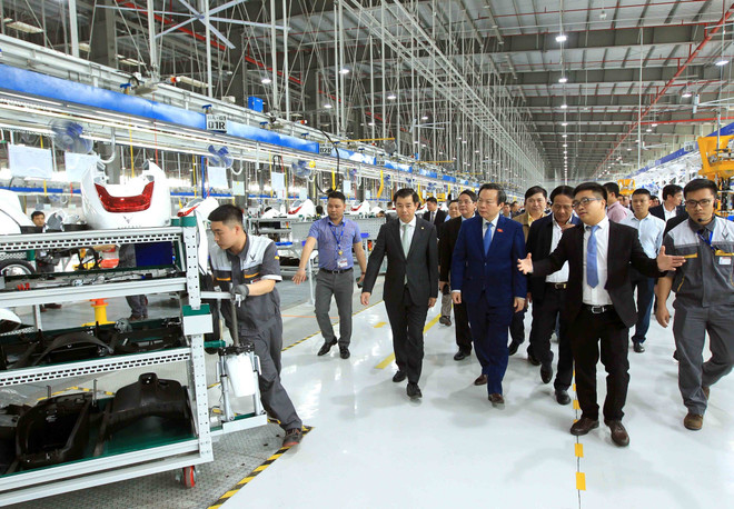 越南国会副主席冯国显视察海防市沥县国际港口和参观VinFast生产厂 ảnh 1 越南国会副主席冯国显视察海防市沥县国际港口和参观VinFast生产厂 ảnh 1
