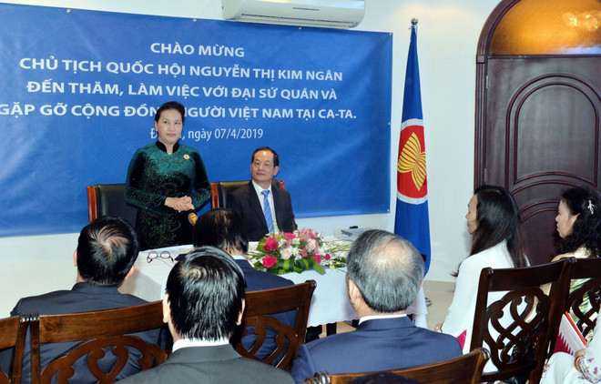 国会主席阮氏金银走访慰问越南驻卡塔尔大使馆工作人员 ảnh 2 国会主席阮氏金银走访慰问越南驻卡塔尔大使馆工作人员 ảnh 2