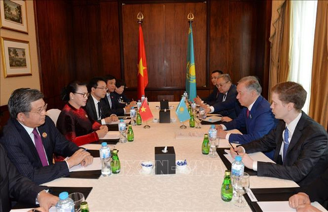 阮氏金银会见哈萨克斯坦议会下院议长努尔兰·尼格马图林 ảnh 1