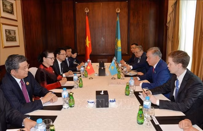 阮氏金银会见哈萨克斯坦议会下院议长努尔兰·尼格马图林 ảnh 1