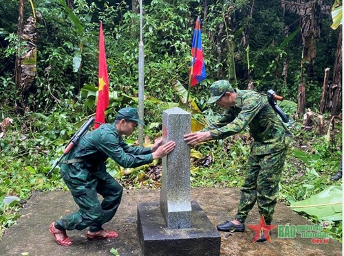 越老两军开展边境联合巡逻活动 ảnh 2