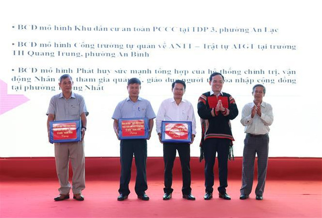 越南政府副总理陈流光出席得乐省全民保卫祖国安全日活动 ảnh 3 越南政府副总理陈流光出席得乐省全民保卫祖国安全日活动 ảnh 3