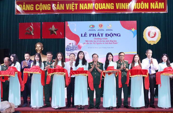 “为西原地区和平福省学生捐赠百万爱心作业本”活动正式启动 ảnh 1 “为西原地区和平福省学生捐赠百万爱心作业本”活动正式启动 ảnh 1