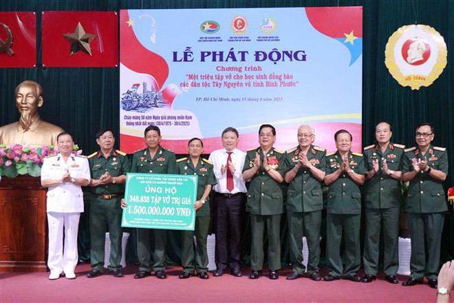 “为西原地区和平福省学生捐赠百万爱心作业本”活动正式启动 ảnh 2 “为西原地区和平福省学生捐赠百万爱心作业本”活动正式启动 ảnh 2