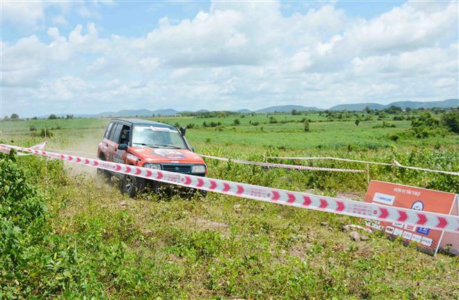 来自越南和世界各国的80余支赛车队参加在得乐省举行的越野赛车比赛 ảnh 1