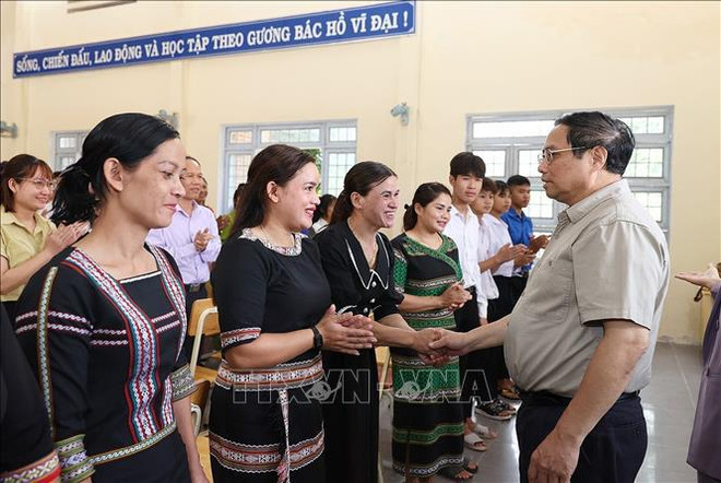 越南政府总理范明政检查昆嵩省2023-2024学年准备工作 ảnh 1