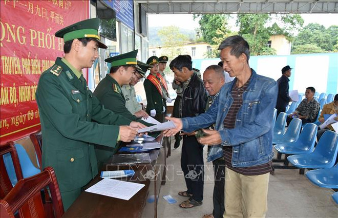 越中两国边防部队联合为边境地区居民开展法律宣传活动 ảnh 2