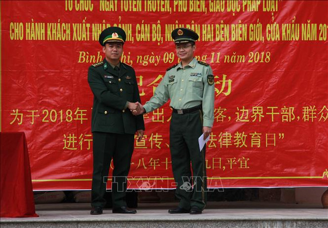 越中两国边防部队联合为边境地区居民开展法律宣传活动 ảnh 1