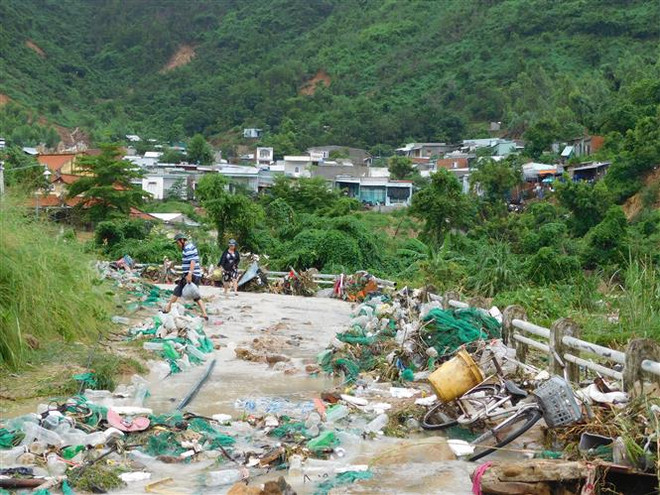 越南祖国阵线中央委员会常委会致电慰问南中部地区灾民 ảnh 1 越南祖国阵线中央委员会常委会致电慰问南中部地区灾民 ảnh 1