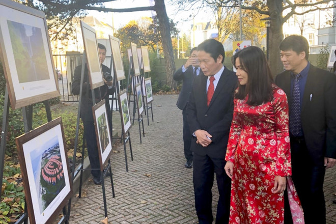 庆祝越荷建交45周年图片展在荷兰举行 ảnh 2