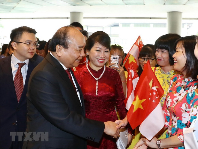 东盟峰会:政府总理阮春福出席越南产品周开幕式并剪彩 ảnh 1 东盟峰会:政府总理阮春福出席越南产品周开幕式并剪彩 ảnh 1