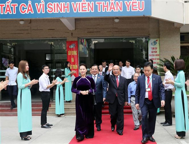 越南国会主席出席财政学院教师节庆祝活动 ảnh 1 越南国会主席出席财政学院教师节庆祝活动 ảnh 1