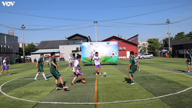 越南国庆节75周年:越南驻柬大使馆举行足球友谊赛 ảnh 1 越南国庆节75周年:越南驻柬大使馆举行足球友谊赛 ảnh 1