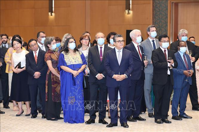 政府总理阮春福主持越南国庆75周年招待会 ảnh 3  政府总理阮春福主持越南国庆75周年招待会 ảnh 3