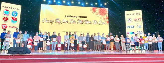 越南橙剂受害者日：岘港市向橙剂受害者送去慰问品 ảnh 1