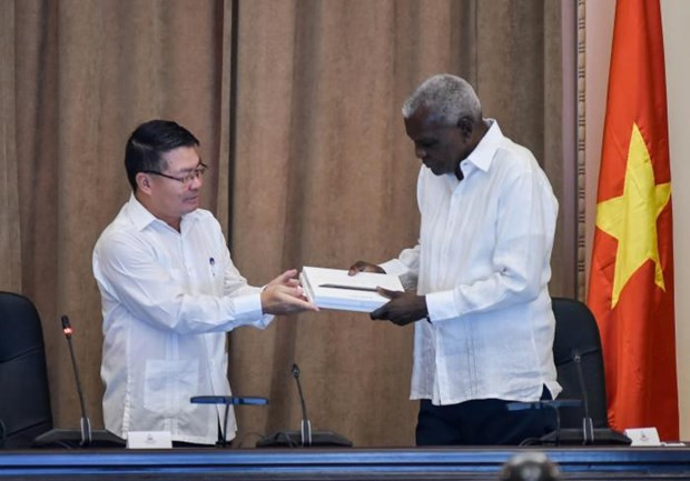 古巴国会接收越南国会赠送的礼物 ảnh 1 古巴国会接收越南国会赠送的礼物 ảnh 1