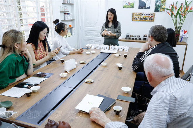 向外国人传授越南茶艺 ảnh 2 向外国人传授越南茶艺 ảnh 2