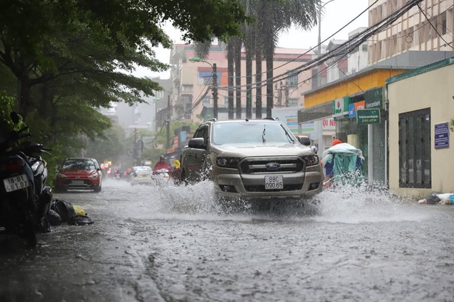河内大雨导致多条街道淹水严重 ảnh 1 河内大雨导致多条街道淹水严重 ảnh 1