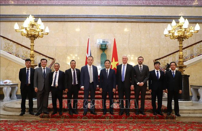 越共中央经济委员会主任陈俊英率团访问英国 ảnh 1 越共中央经济委员会主任陈俊英率团访问英国 ảnh 1