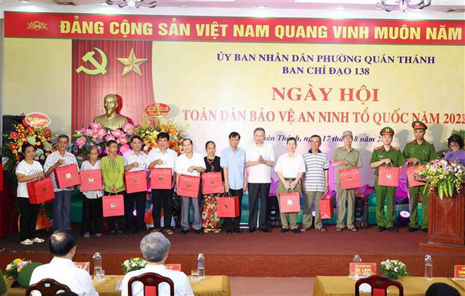 越南党和国家领导出席河内馆圣坊2022年全民保卫祖国安全节活动 ảnh 1 越南党和国家领导出席河内馆圣坊2022年全民保卫祖国安全节活动 ảnh 1
