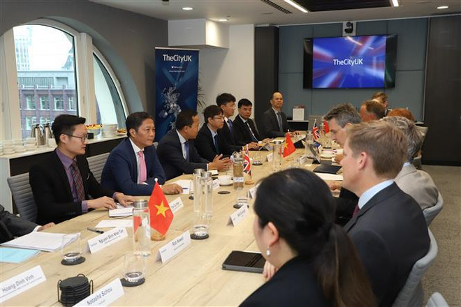 越共中央经济委员会主任陈俊英率团访问英国 ảnh 2 越共中央经济委员会主任陈俊英率团访问英国 ảnh 2