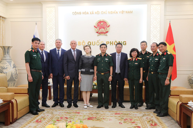 越南国防部长潘文江会见俄罗斯药材和精油研究院科学家和领导 ảnh 2