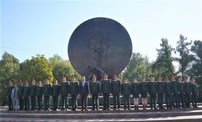 吴明进上将为参加2022年国际军事比赛的越南队加油助威 ảnh 1 吴明进上将为参加2022年国际军事比赛的越南队加油助威 ảnh 1