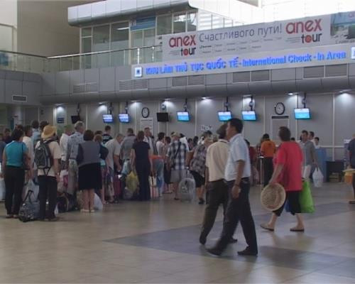 越南航空局严处殴打中国乘客的机场工作人员 ảnh 1 越南航空局严处殴打中国乘客的机场工作人员 ảnh 1