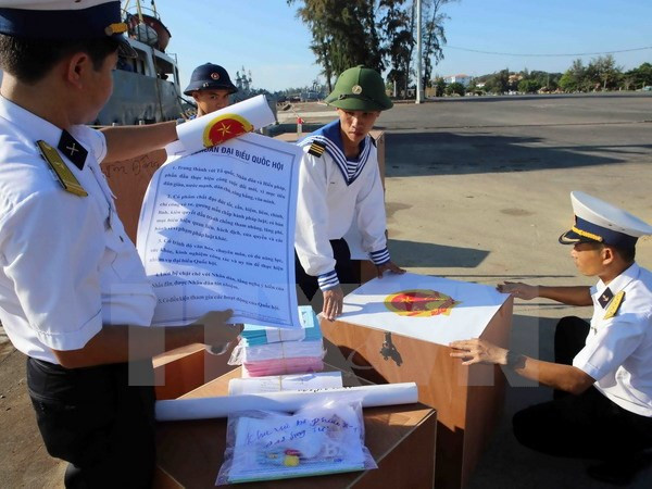 越南两艘海军船赴长沙岛县开展提前投票活动 ảnh 1 越南两艘海军船赴长沙岛县开展提前投票活动 ảnh 1