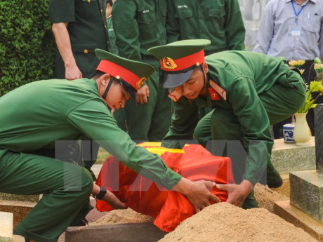 越南河静省为在老挝牺牲的英烈举行悼念安葬仪式 ảnh 1