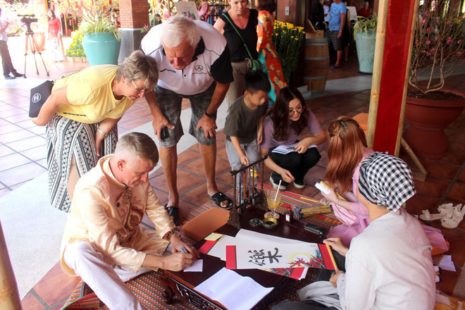 国际游客感受越南新春佳节的“年味儿” ảnh 1